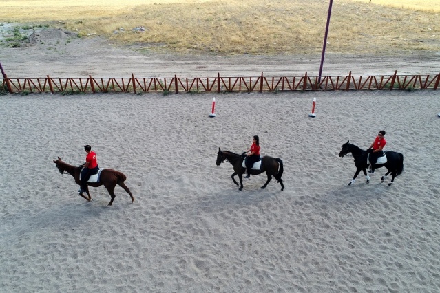 Atlı Polisler Göreve Hazırlanıyor