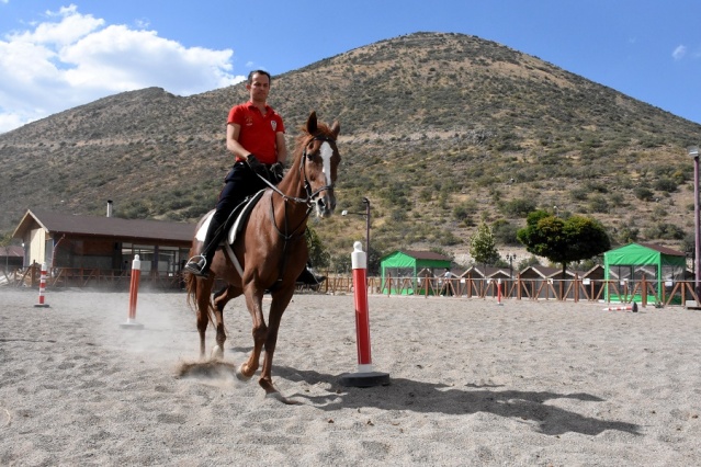 Atlı Polisler Göreve Hazırlanıyor