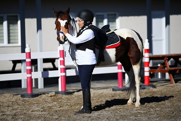 Atlara Belik Ören Kadın Seyis