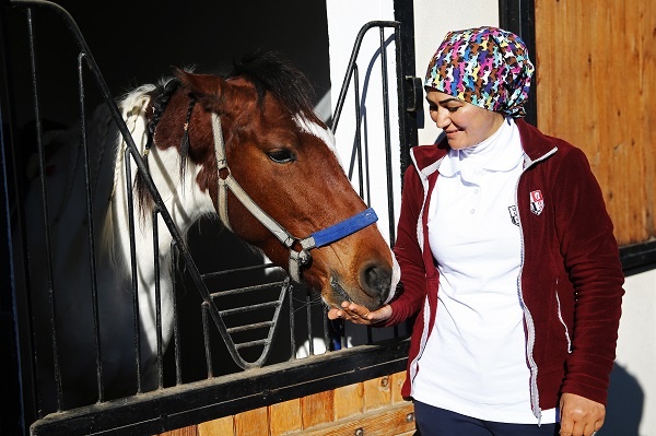 Atlara Belik Ören Kadın Seyis