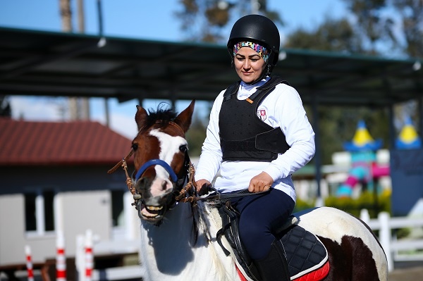 Atlara Belik Ören Kadın Seyis