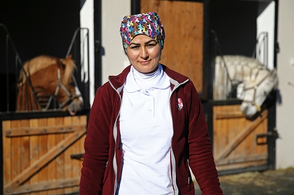 Atlara Belik Ören Kadın Seyis