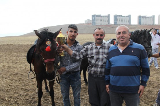 Rahvan Atlar Yarıştı