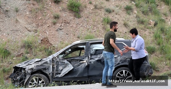 Otomobil Levhalara Çarptı 4 Yaralı