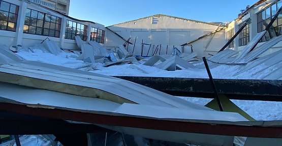 Spor Salonunun Çatısı Kardan Çöktü