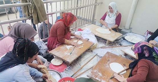 Depremzedeler Gazze İçin Ekmek Yaptı