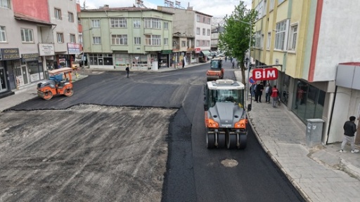 Göksun Atatürk ve Yunus Emre Caddelerinde Asfalt Serimi Başladı