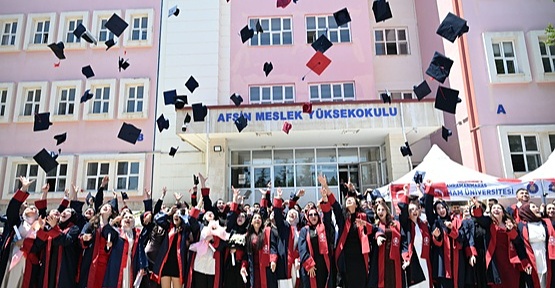 Pazarcık ve Göksun Meslek Yüksekokulu'nda Mezuniyet Heyecanı