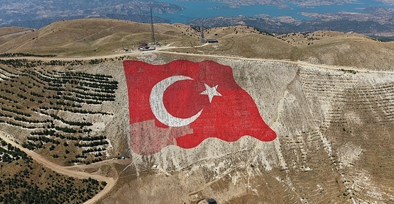 Ahır Dağı’ndaki Türk Bayrağı’nın Bakım ve Onarımı Yapılıyor