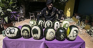 Bu Arkadaş da Karpuza Resim Çiziyor