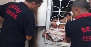 Duvarla Parmaklık Arasında Sıkıştı