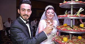 Gelin ve Damat Çiğ Köfte Kesti