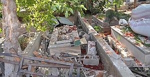 Kamyonet Mezarlığa Devrildi