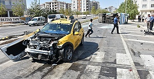 Taksi ve Otobüs Çarpıştı 18 Yaralı