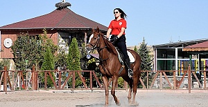 Atlı Polislerin Kadın Süvarisi