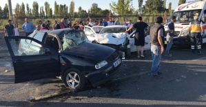 İki Otomobil Çarpıştı 4 Yaralı