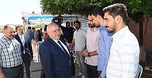 Mahçiçek’ten Kayıt İçin Gelen Öğrencilere Jest