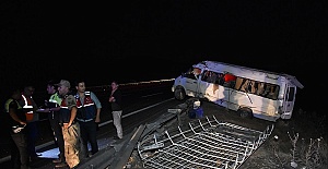 Minibüs Devrildi 15 Yaralı