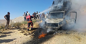 Saman Yüklü Kamyonet Yandı