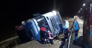 Tır Devrildi 1 Ölü, 1 Yaralı