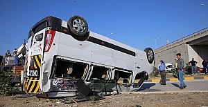 Öğrenci Servisiyle Otomobil Çarpıştı