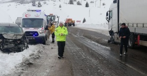 Ticari Araçla Tır Çarpıştı 3 Yaralı