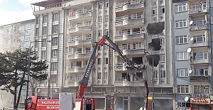 Hasarlı Bina Yıkılıyor