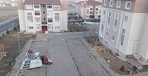 Şiddetli Rüzgar Ağaçları Çatıları Söktü