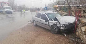 Otomobille Minibüs Çarpıştı 3 Yaralı