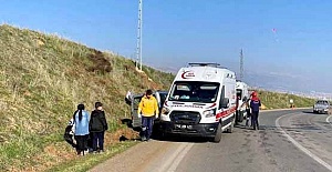 Araç Trafik Levhasına Çarptı 4 Kişi Yaralı