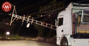 Şiddetli Rüzgar Çatıları Uçurdu Elektrik Direklerini Devirdi