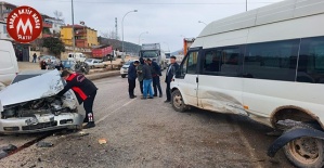 Servis Aracı ile Otomobil Çarpıştı 2 yaralı